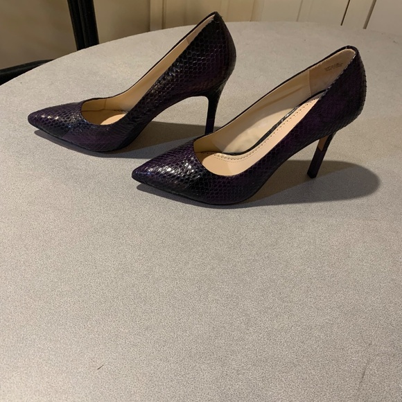 NWOB Pour la Victoire Purple Snakeprint Leather Pumps sz 8.5 M - Picture 4 of 7